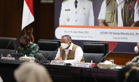 Ketua Satgas Penanganan Covid-19 Letjen TNI Ganip Warsito (Tengah) saat memberikan arahan dalam acara Rapat Koordinasi Covid-19 di Aula Kantor Walikota Balikpapan, Kalimantan Timur, Rabu (4/8). Rakor ini dihadiri Gubernur Kalimantan Timur Isran Noor, Walikota Balikpapan Rahmad Mas’ud, Pangdam VI/MLW Heri Wiranto, Wakapolda Kaltim Hariyanto, dan jajaran Forkopimda beserta pimpinan kepala daerah lainnya yang turut hadir dalam ruang komunikasi digital.