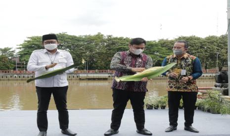 Sekretaris Daerah Provinsi Kalimantan Selatan Roy Rizali Anwar mewakili Gubernur Kalsel membuka secara resmi Festival Wisata Budaya Pasar Terapung di Siring 0 Km Banjarmasin Jumat (22/10) siang. 