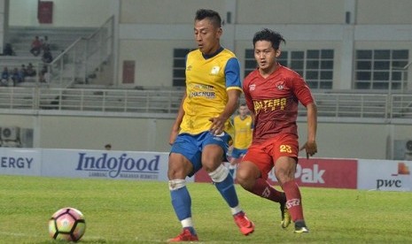 Kalteng Putra (merah) vs Barito Putera.