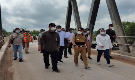 Gubernur Kalimantan Tengah H. Sugianto Sabran melakukan blusukan ke beberapa wilayah yakni Kabupaten Kotawaringin Timur, Kotawaringin Barat dan Kabupaten Sukamara untuk memastikan pencapaian target vaksinasi disetiap kabupaten, terutama bagi masyarakat di usia muda dan produktif.