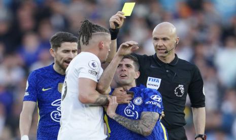 Kalvin Phillips dari Leeds United, kiri, menerima kartu kuning saat memegang pemain Chelsea Christian Pulisic selama pertandingan sepak bola Liga Premier Inggris antara Leeds United dan Chelsea di Elland Road di Leeds, Inggris, Rabu 11 Mei 2022.