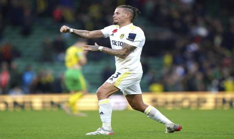 Kalvin Phillips dari Leeds United merayakan setelah peluit akhir pertandingan Liga Premier antara Norwich City dan Leeds United, di Carrow Road, Norwich, Inggris, Minggu, 31 Oktober 2021.