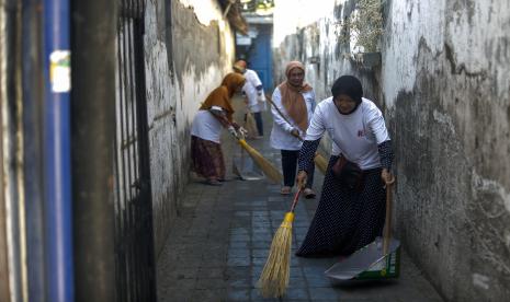 Kamar Dagang dan Industri Indonesia (Kadin), bekerja sama dengan Sampoerna Retail Community (SRC) di bawah Payung Program Keberlanjutan Sampoerna Untuk Indonesia serta beberapa komunitas pecinta lingkungan, meningkatkan kesadaran tentang pengelolaan limbah melalui berbagai inisiatif dan kolaborasi, termasuk melalui kegiatan World Clean Up Day (Hari Bersih-Bersih Dunia) dengan tema Bulan Bersih Surakarta: Cintai Bumi, Kelola Sampah demi Kurangi Jejak Lingkungan, untuk Surakarta yang Lebih Indah.