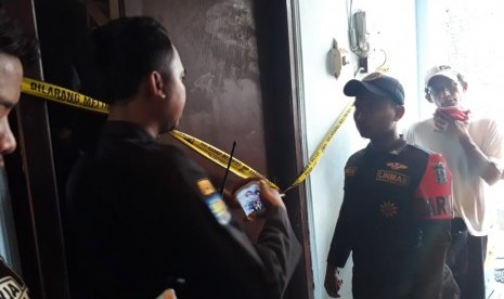 Kamar kos yang menjadi tempat Purwanto (45) membakar istrinya berinisial P, dipasangi garis polisi.