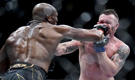 Kamaru Usman (kanan) melakukan pukulan melawan Colby Covington dalam pertarungan kejuaraan bela diri campuran kelas welter di UFC 268, Ahad, 7 November 2021, di New York, Amerika Serikat. 