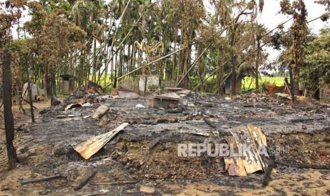 Kambing milik penduduk etnis Rohingya berkeliaran di reruntuhan rumah yang terbakar di Desa Alel Than Kyaw , Maungdaw Selatan,  Rakhine, Myanmar, beberapa waktu lalu. Menyusul eksodus warga etnis Rohingya ribuan ternak milik pengungsi berkeliaran tanpa tuan.