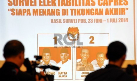 Kameramen mengambil gambar penyampaian hasil riset Lembaga survei Pusat Data Bersatu (PDB) dengan tema 'Persaingan Capres Siapa Menang di Tikungan Akhir' di Jakarta, Kamis (3/7).(Republika/Aditya Pradana Putra)