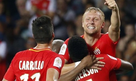 Kamil Glik (kanan) merayakan golnya yang mengantarkan AS Monaco mengalahkan Toulouse 3-2.