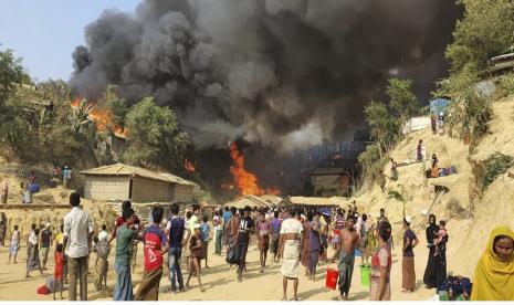 Kebakaran Kamp Membuat Pengungsi Rohingya Kian Menderita