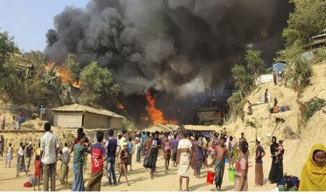 Kamp Pengungsi Rohingya di Bangladesh Dilalap Si Jago Merah