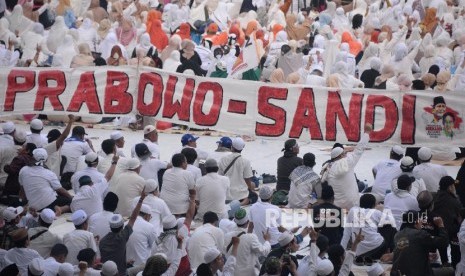 Kampanye Akbar. Sejumlah massa simpatisan memadati area kampanye akbar calon presiden dan calon wakil presiden nomor urut 02, Prabowo Subianto dan Sandiaga Uno di Gelora Bung Karno (GBK), Senayan, Jakarta, Ahad (7/4).