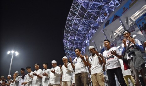 Kampanye Akbar. Sejumlah simpatisan menunaikan salat subuh berjamaah sebelum Kampanye Akbar Calon Presiden dan Calon Wakil Presiden nomor urut 02, Prabowo Subianto dan Sandiaga Uno di Gelora Bung Karno (GBK), Senayan, Jakarta, Ahad (7/4/2019). Kampanye tersebut diikuti ribuan simpatisan pendukung Prabowo-Sandi. 