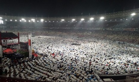 Kampanye Akbar. Suasana shalat Subuh berjamaah  di Stadion Utama Gelora Bung Karno (SUGBK) dalam rangka Kampanye Akbar pasangan calon Prabowo Subianto-Sandiaga Uno, Jakarta Pusat, Ahad (7/4). 