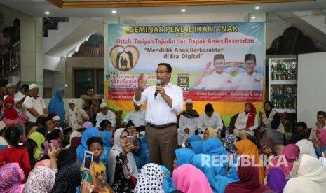  Calon Gubernur DKI Jakarta Anies Baswedan menyampaikan Seminar bertema Mendidik Anak Berkarakter di Era Digital di Aula Masjid Hikmatul Ummah, Kampung Rawa Badung, Jatinegara, Kamis (16/3).