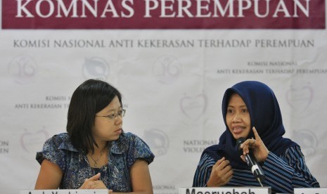 Komisi Nasional Anti-Kekerasan Terhadap Perempuan (Komnas Perempuan) menemukan kasus kekerasan terhadap kaum perempuan melonjak selama pandemi COVID-19. (Foto: Ketua Komnas Perempuan Andy Yentriyani, kanan)