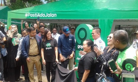 Kampanye #GakPakeLama dari Gojek menghadirkan tiga inovasi  layanan terbaru yakni, Panduan Titik Jemput Terdekat, Titik Jemput dengan  Foto, serta fitur GoRide dan GoCar Instan. Kampanye tersebut diluncurkan di  Plaza Transit MRT Jakarta, Lebak Bulus, Jakarta Selatan, Selasa (15/10).