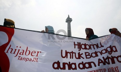  Kampanye gerakan menutup aurat di kawasan Monas, Jakarta Pusat, Ahad (10/2).  (Republika/Adhi Wicaksono)