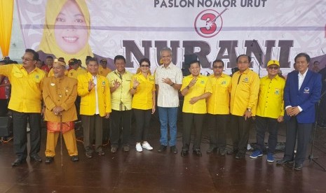 Kampanye pilkada di Kabupaten Kota Waringin Barat yang dihadiri Ketua Umum DPP Partai Golkar, Setya Novanto, Ahad (5/2).