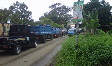 Kampanye terbuka pasangan Dede Yusuf-Lex Laksamana, Rabu (20/2) pagi, menyebabkan kemacetan lalu lintas di Jalan Raya Letda Natsir, Cikeas, Bogor.