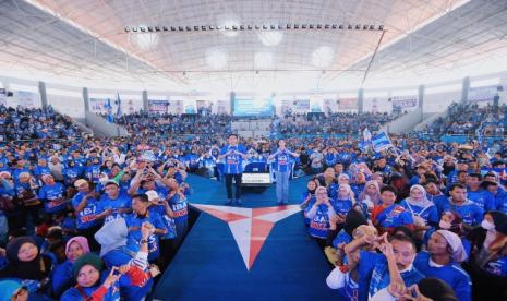 Demokrat menggelar kampanye akbar di Magetan. Hadir antara lain Edhie Baskoro Yudhoyono (Ibas), bersama sang istri, Aliya Baskoro Yudhoyono 