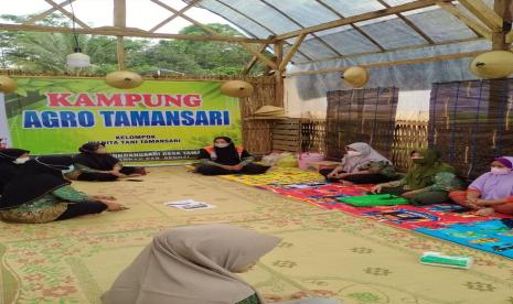 Kampung Agro Tamansari adalah sebutan untuk pertanian terpadu yang disematkan pada kegiatan kelompok tani binaan Rumah Zakat. Kelompok wanita tani Tamansari binaan Rumah Zakat bersama kelompok tani Sidomulyo berkolaborasi dalam mengembangkan kegiatan ini.