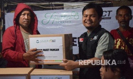 Kampung Pemulung di Sleman Terima Bantuan.  Pembagian bantuan paket pangan kepada masyarakat Kampung Pemulung  oleh ACT DIY di Kabupaten Sleman, Senin (4/3).