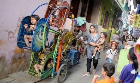   Kampung Pulo Akan dibongkar Kembali: Aktivitas warga Kampung Pulo, Jakarta Timur, Rabu (22/7).