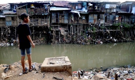 Kampung Pulo Akan dibongkar Kembali: Aktivitas warga Kampung Pulo, Jakarta Timur, Rabu (22/7).