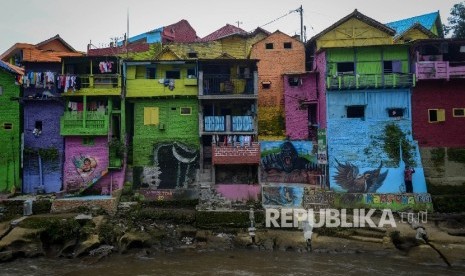 Kampung warna-warni Jodipan di tepian Sungai Brantas, Jawa Timur. 