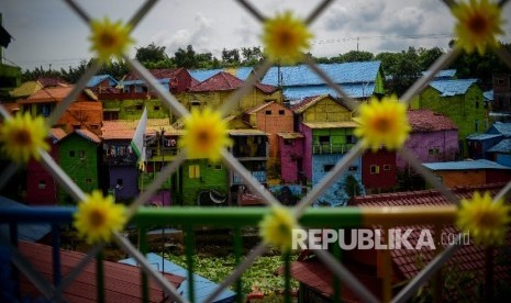 Kampung warna-warni Jodipan di tepian Sungai Brantas, Jawa Timur. 