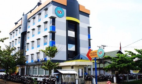 Kampus AMIK BSI Pontianak di  Jalan Abdurahman Saleh nomor 18, Pontianak, Kalimantan Barat. 