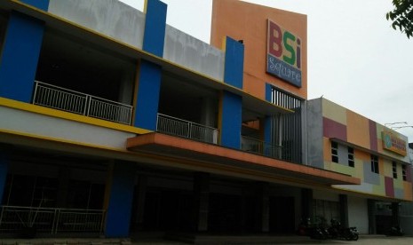 Kampus BSI Karawang di Cikampek (foto atas) dan Kampus BSI Karawang di Karawang (foto bawah).