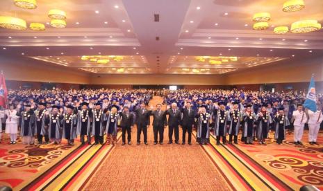 Kampus Digital Bisnis Universitas Nusa Mandiri (UNM) merayakan keberhasilan dalam penyelenggaraan Wisuda ke-35 yang berlangsung dengan megah di Sasana Kriya, Taman Mini Indonesia Indah (TMII), Jakarta.