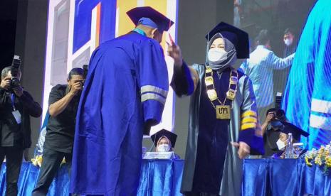 Kampus Digital Bisnis Universitas Nusa Mandiri (UNM) sukses menyelenggarakan prosesi pelantikan wisuda ke-33 secara hybrid.