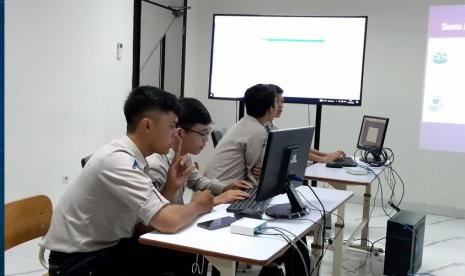 Kampus Digital Bisnis Universitas Nusa Mandiri (UNM) yang berkolaborasi dengan perusahaan startup Mandiri Digital Universe (MDU) atau NextOne sukses menyelenggarakan kegiatan workshop dan kunjungan industri Creabest (Creative, Business and Talent), Kamis (11/5/2023) berlokasi di Aula Universitas Nusa Mandiri (UNM) kampus Margonda, Jalan Jalan Margonda Raya No 545, Pondok Cina Depok, Jawa Barat.