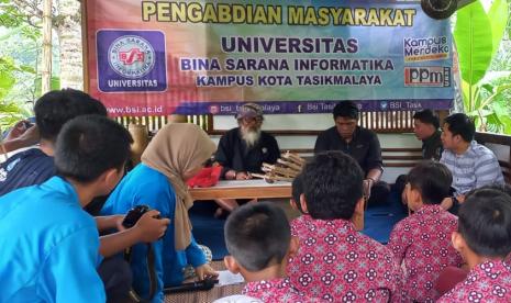 Kampus Digital Kreatif Universitas BSI (Bina Sarana Informatika) kampus Tasikmalaya yang merupakan peserta BSI Explore, mengadakan kegiatan pengabdian masyarakat. Mengangkat tema Pelestarian Alat Musik kolotik, kegiatan ini dilaksanakan di  Saung Kolotik, Dusun Parisnangka Desa Beber, Kecamatan Cimaragas, Kabupaten Ciamis.