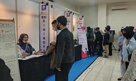 Kampus Digital Kreatif Universitas BSI (Bina Sarana Informatika) kampus Sukabumi, bekerja sama dengan Disnaker Kota Sukabumi, BCA dan Bank BJB, menghadirkan event Bursa Kerja & Internship BSI DiginoFest Sukabumi, pada Jumat-Sabtu, 4-5 Agustus 2023 di Gedung Joeang 45, Kota Sukabumi.