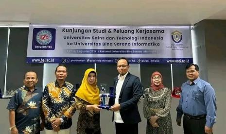 Kampus Digital Kreatif Universitas BSI (Bina Sarana Informatika) kembali menunjukkan komitmennya dalam menjalin kerja sama antar lembaga pendidikan tinggi dengan menerima kunjungan studi banding dari Universitas Sains dan Teknologi Indonesia (USTI). Kegiatan yang berlangsung di Gedung Rektorat Kramat 98 Lantai 8 ini dihadiri oleh para pimpinan dari kedua universitas pada Kamis, 8 Agustus 2024.