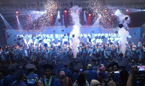 Kampus Digital Kreatif Universitas BSI (Bina Sarana Informatika) sukses melaksanakan upacara wisuda ke- 57 secara offline. Upacara Wisuda ini berlangsung pada Senin, 6 Maret 2023 di BSI Convention Center (BSI Convex), Jalan Raya Kaliabang nomor 8, Perwira, Bekasi Utara.