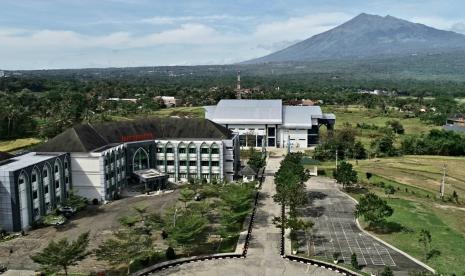 Kampus IAIN Salatiga, di Jalan Lingkar Selatan (JLS) Salatga, Kecamatan Sidorejo, Kota Salatiga. IAIN Salatiga kini telah bertransformasi menjadi UIN Salatiga, berdasarkan Peraturan Presiden (Perpres) Republik Indonesia Nomor 88 Tahun 2022 tertanggal 8 Juni 2022.