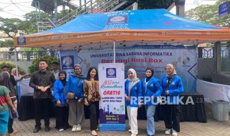 Kampus UBSI selama Ramadhan membagikan sekitar 2.500 nasi boks kepada masyarakat sekitar di delapan lokasi kampus yang ada di Jabodetabek.