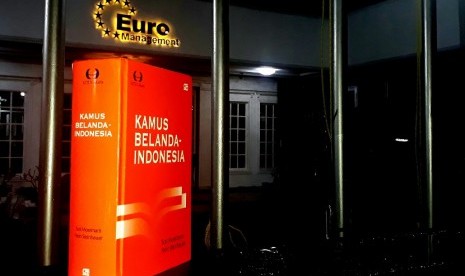 Kamus Bahasa Belanda-Indonesia. Sejumlah kata bahasa Indonesia diserap dari bahasa Belanda