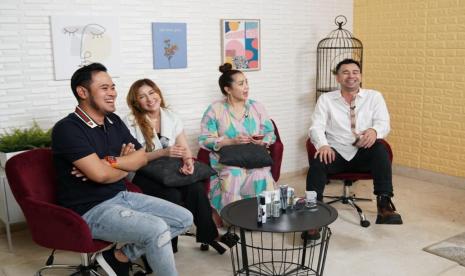 Kanan-kiri: Raffi Ahmad, Nagita Slavina, Shandy Purnamasari, dan suaminya Gilang Widya Permana di tengah acara live streaming 30 jam nonstop.