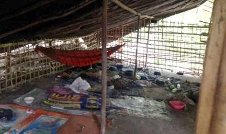 Kandang dari bamboo ini menjadi tempat tidur Muslim Rohingnya yang hendak diselundupkan keluar Thailand melewati perbatasan Malaysia.