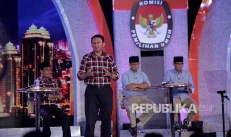 Kandidat calon Gubernur dan Calon Wakil Gubernur DKI Jakarta Nomor urut 2 Basuki Tjahaja Purnama (kedua kiri) menyampaikan pandangannya dalam debat putaran kedua atau debat terakhir Cagub-Cawagub pada Pilkada DKI Jakarta 2017  (Ilustrasi)