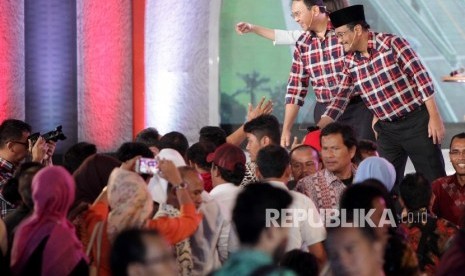 Kandidat calon Gubernur dan Calon Wakil Gubernur DKI Jakarta Nomor urut 2 Basuki Tjahaja Purnama dan Djarot Saiful Hidayat menyapa pendukungnya usai debat putaran kedua atau debat terakhir Cagub-Cawagub pada Pilkada DKI Jakarta 2017 di Hotel Bidakara, Jakarta, Rabu (12/4).