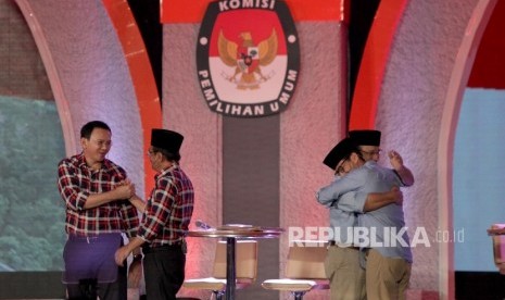 Kandidat calon Gubernur dan Calon Wakil Gubernur DKI Jakarta Nomor urut 2 Basuki Tjahaja Purnama dan Djarot Saiful Hidayat serta pasangan Kandidat nomor urut 3, Anies Baswedan dan Sandiaga Uno saling berpelukan usai debat putaran kedua atau debat terakhir Cagub-Cawagub pada Pilkada DKI Jakarta 2017 di Hotel Bidakara, Jakarta, Rabu (12/4). 