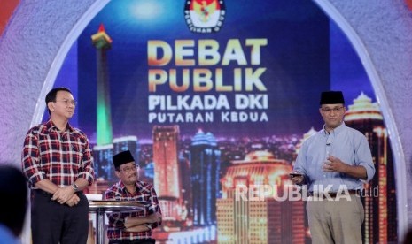 Kandidat calon Gubernur DKI Jakarta Nomor urut 2 Basuki Tjahaja Purnama dan Kandidat calon Gubernur DKI Jakarta nomor urut 3, Anies Baswedan pada debat putaran kedua atau debat terakhir Cagub-Cawagub pada Pilkada DKI Jakarta 2017 di Hotel Bidakara, Jakarta, Rabu (12/4).