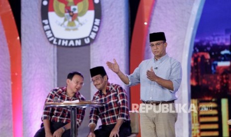 Anies Baswedan (kanan) memaparkan pandangannya disaksikan Basuki Tjahaja Purnama dan Djarot Saiful Hidayat pada debat putaran kedua Pilkada DKI Jakarta 2017.