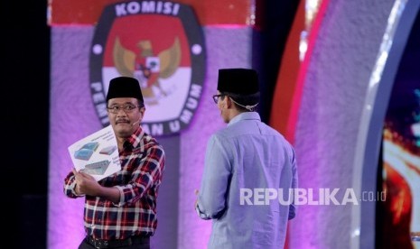 Kandidat Calon Wakil Gubernur DKI Jakarta Nomor urut 2 Djarot Saiful Hidayat bersama Kandidat Calon Wakil Gubernur DKI Jakarta nomor urut 3, Sandiaga Uno saling memaparkan pandangannya pada debat putaran kedua atau debat terakhir Cagub-Cawagub pada Pilkada DKI Jakarta 2017 di Hotel Bidakara, Jakarta, Rabu (12/4).